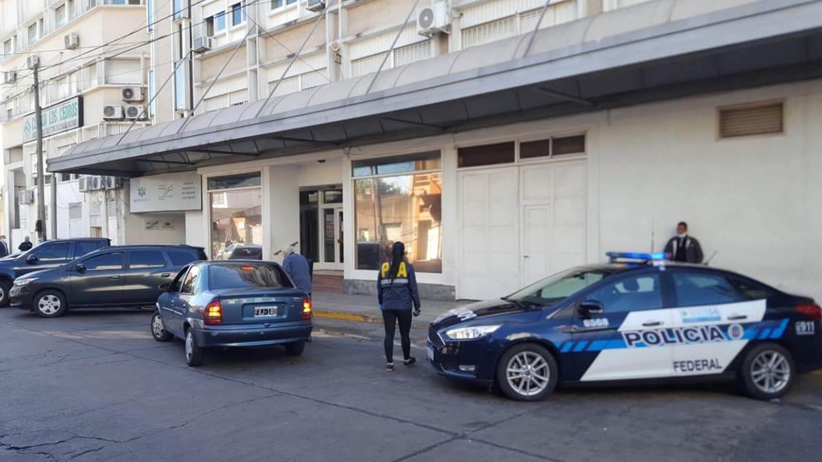 Allanamiento en la Clínica Los Cedros. Fuente: (Twitter)