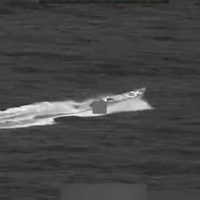 Ejército de EU ataca lancha en el Pacífico oriental; mata a 1 y deja 2 vivos (Video)