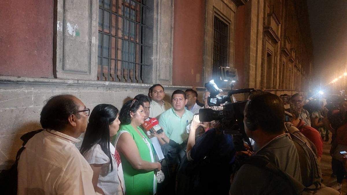 La lideresa Eva Hinojosa Tera, afuera de Palacio Nacional