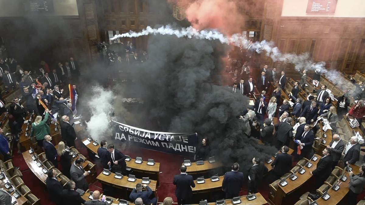Lanzan bombas de humo y bengalas en Parlamento de Serbia; tres diputados resultaron heridos