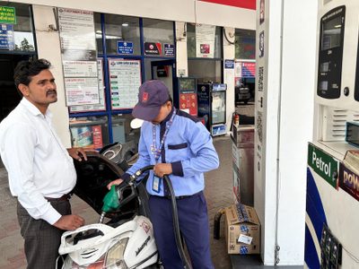 India sube el precio del combustible mientras la crisis energética mundial presiona su economía