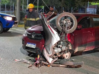Violento choque entre moto y auto en Centenario dejó a un hombre herido y hospitalizado