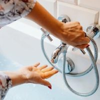 Con solo 2 ingredientes, el truco de la abuela para limpiar la manguera de la ducha y dejarla reluciente