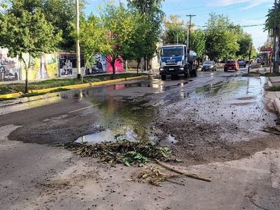 Trampa mortal: un enorme socavón pone en riesgo a peatones y automovilistas en Guaymallén