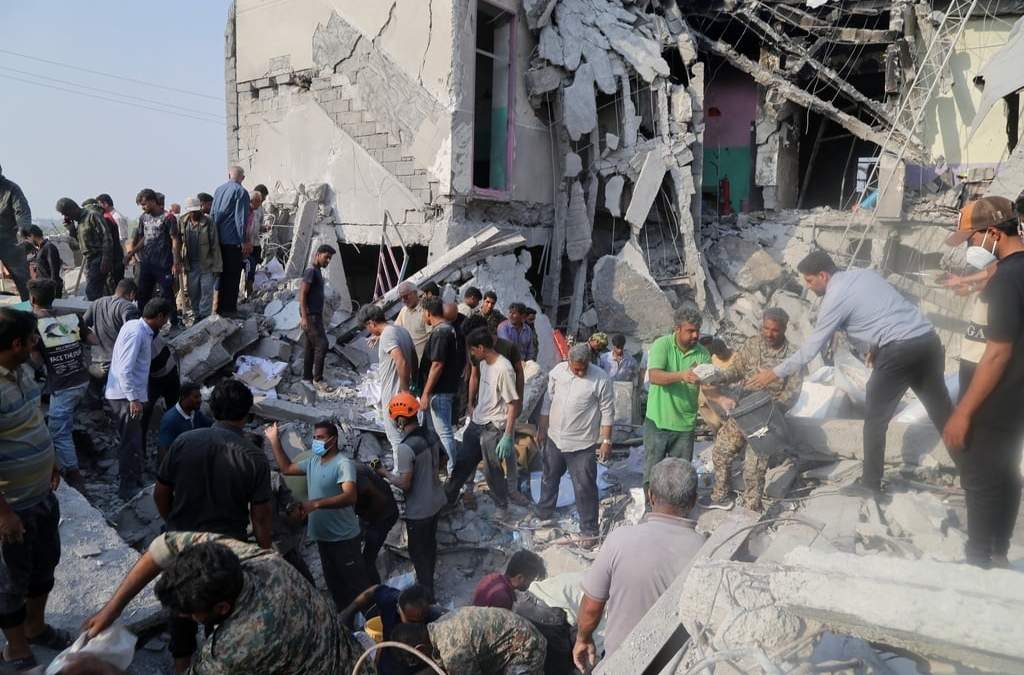 Rescatistas y habitantes de la zona realizan labores de rescate en una escuela primaria para niñas que fue bombardeada por Israel, el sábado 28 de febrero de 2026