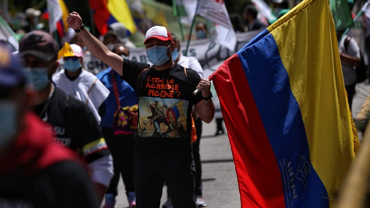 Manifestantes colombianos participan en la movilización por el primer mes del paro. Fuente: (Twitter)