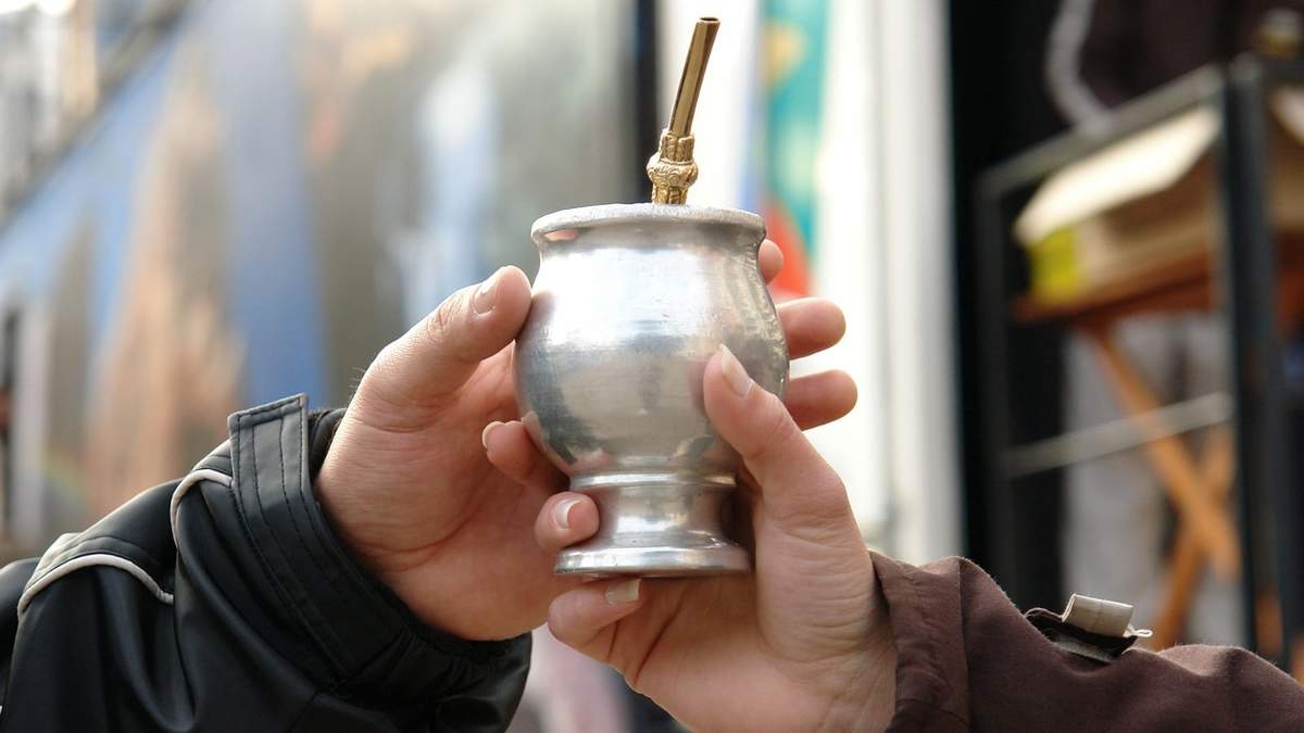 Tomar mate en cuarentena. Fuente: (Twitter)