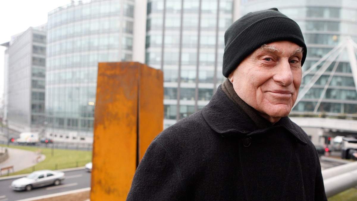 Serra posa frente a "Slat", una escultura de acero de 1984 en París