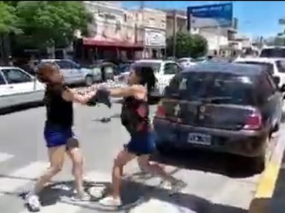 Durante una violenta pelea callejera una mujer cortó a otra con un cuchillo