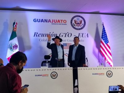 Ken Salazar advierte impacto económico si EU y México no integran visión sobre energías limpias