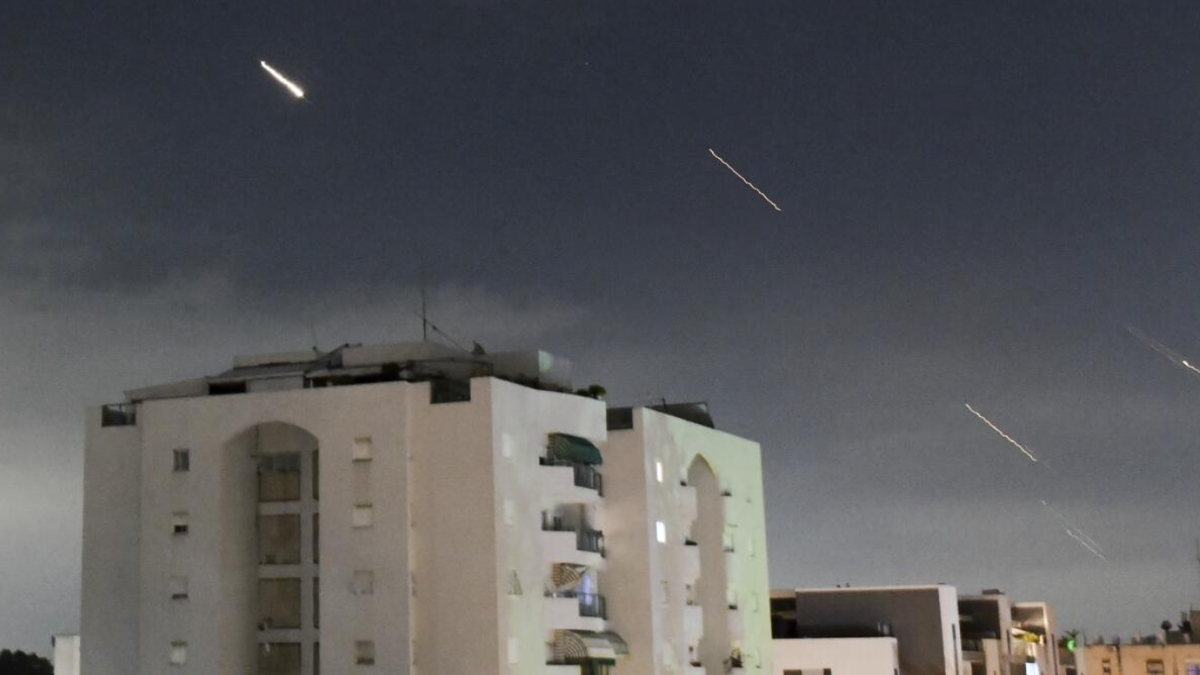 El sistema de defensa aérea israelí Domo de Hierro es activado para interceptar misiles disparados desde Irán, en el centro de Israel, el domingo 14 de abril de 2024. ()