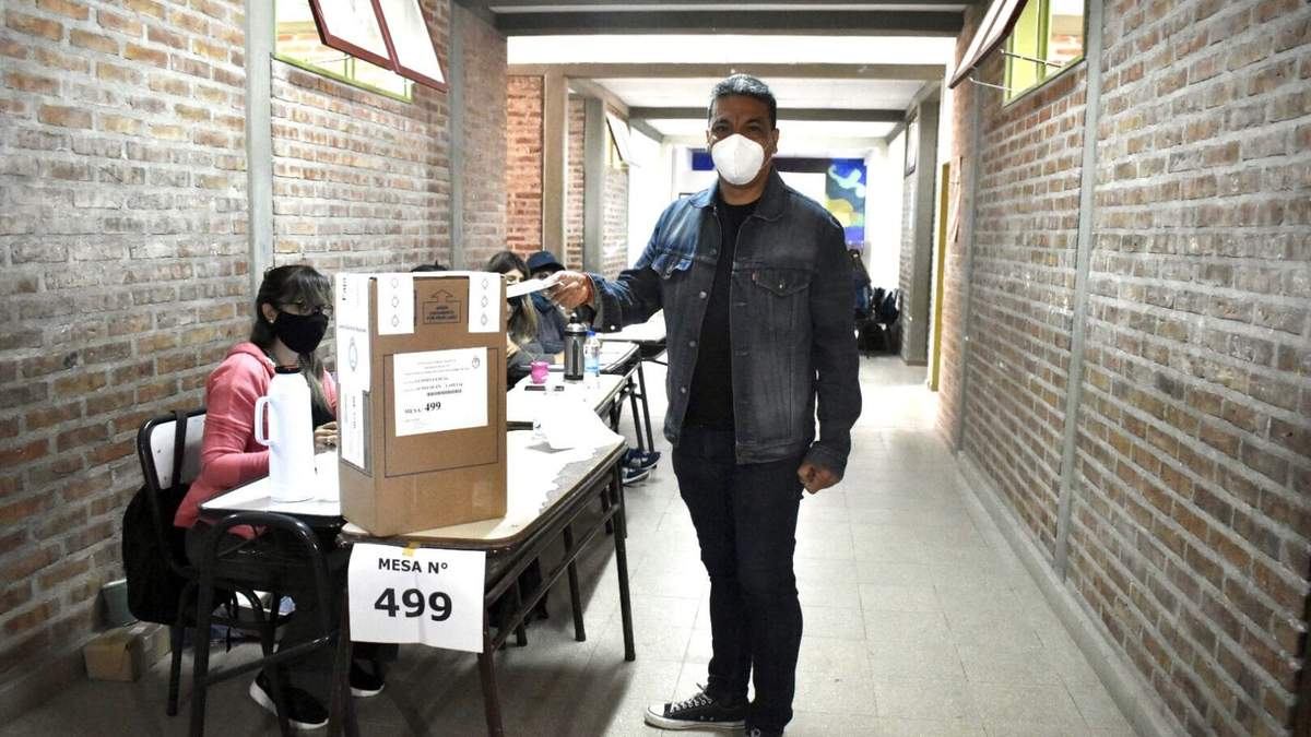 Jesús Escobar ya votó. Fuente: (Twitter)