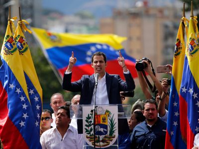 Con el respaldo de Trump, Juan Guaidó se proclama presidente de Venezuela; Maduro rompe con EU