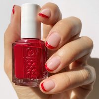 Manicura francesa en color granate: cómo renovar un clásico del nail art en simples pasos