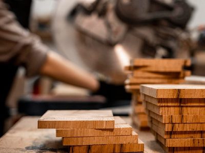Con algunos retazos de madera y una camisa vieja: creá este divino banquito para poner en tu habitación