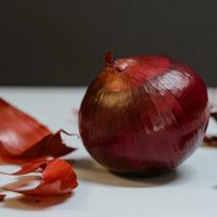 No tires las cáscaras de cebolla: descubrí estos 2 trucos para aprovecharlas al máximo en tu cocina