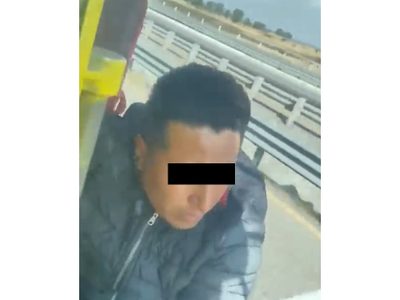 Chofer de tráiler escapa de asalto con un ladrón colgado de la puerta (Video)
