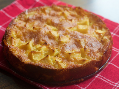 Torta invertida de manzana con solo 3 ingredientes y sin prender el horno: esponjosa y delicada