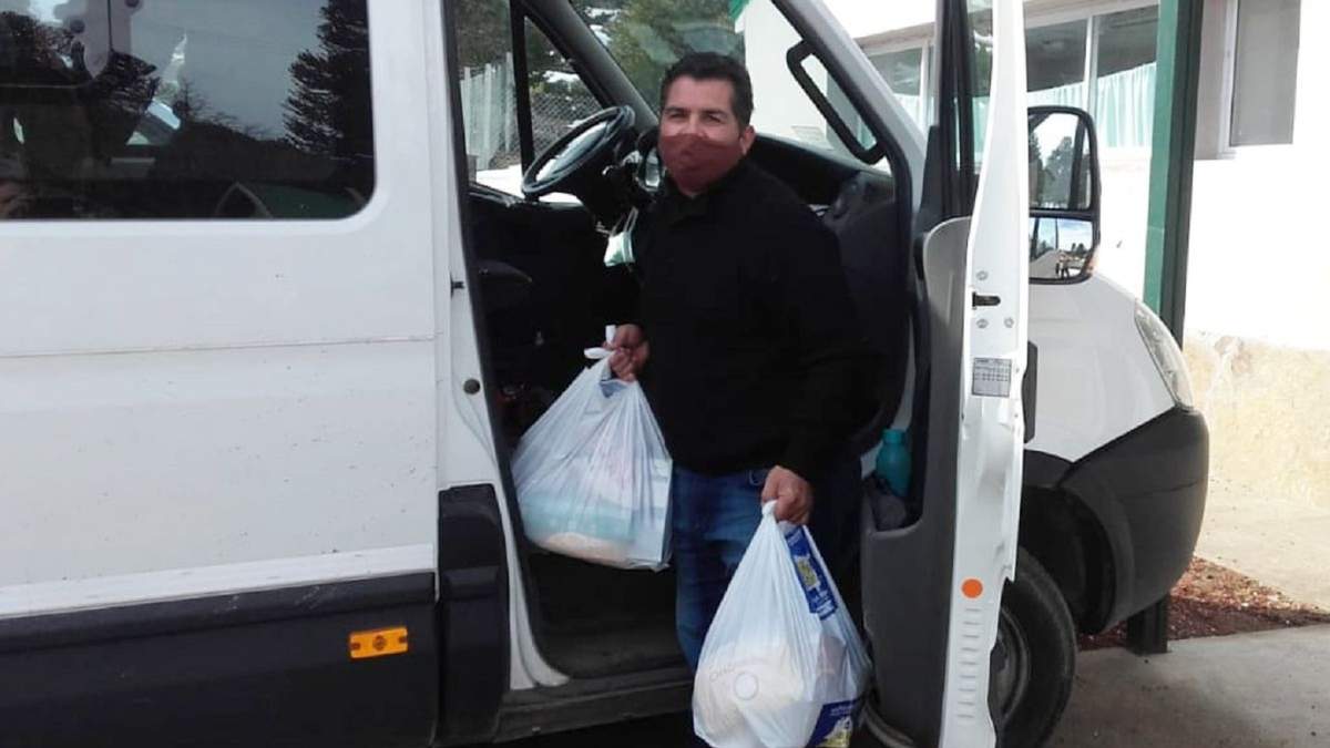 Personal de la Secretaría de Desarrollo Humano realizando la entrega de módulos alimentarios. Fuente: (Twitter).