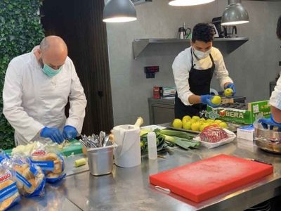 La alta cocina se solidariza: dan de comer a familias carenciadas