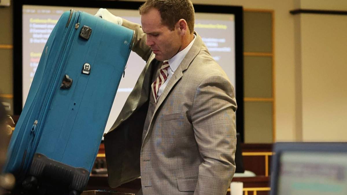 El fiscal Dave Cacciatore Jr. saca la maleta como evidencia mientras comienza los argumentos finales en el juicio de la acusada Sarah Boone, en el Palacio de Justicia del Condado de Orange en Orlando, Florida