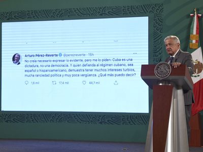 AMLO lo exhibe y Pérez-Reverte responde: "Demasiado honor para un pinche gachupín como yo"