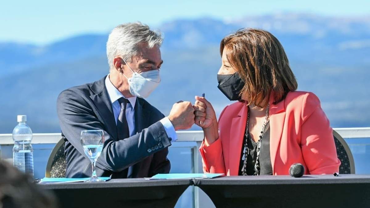 Mario Meoni junto a Arabela Carreras. Fuente: (Twitter)