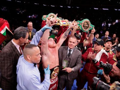 "Canelo" Álvarez noquea a Fielding y logra tricampeonato