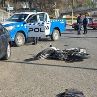 Hospitalizaron a un motociclista tras un violento choque en Centenario