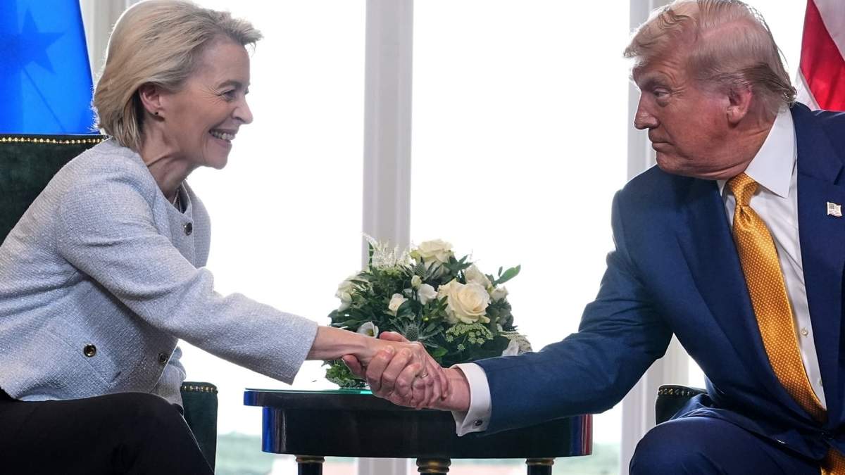 El presidente de EU, Donald Trump, y la presidenta de la Comisión Europea, Ursula von der Leyen, se estrechan la mano tras alcanzar un acuerdo comercial en el campo de golf Trump en Turnberry, Escocia, el 27 de julio de 2025