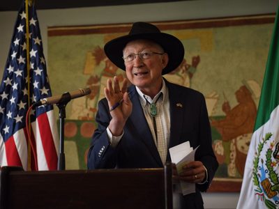 Ken Salazar pide tratar fentanilo con estrategia similar a la implementada por pandemia de covid-19