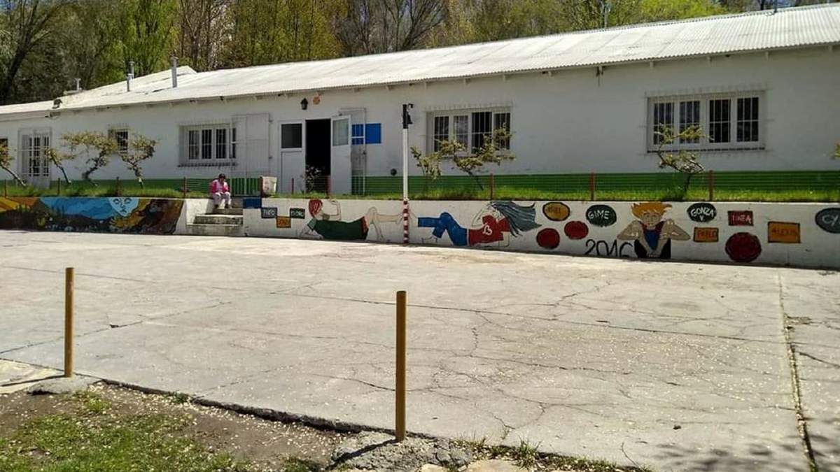 Edificio de la histórica Escuela 80 de Zapala. Fuente: (Twitter).