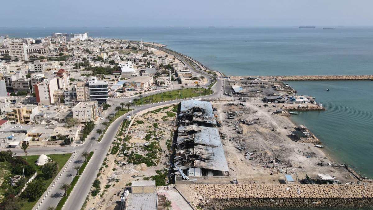Barcos al fondo en el estrecho de Ormuz junto a la isla de Qeshm