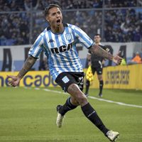 Almendra dejó Racing y fue presentado en Necaxa: “¡Oficialmente Rayo!”