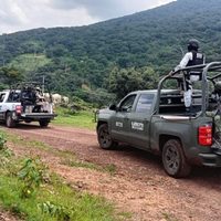 Queman vehículos por la desaparición de siete policías comunales en Michoacán (Video)