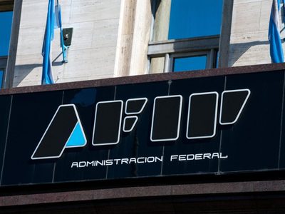 La AFIP devolverá el 35% de recargo al dólar ahorro para monotributistas: cómo tramitarlo