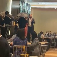 Secretario de Salud de NL se esconde de reporteros tras cantar sin cubrebocas en una reunión