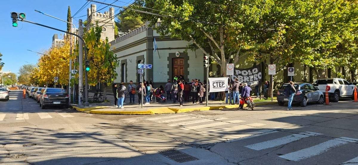 La protesta de la mujer policía ocurrió en la puerta de casa de Gobierno. Fuente (Javier Manzano Lamacchia)
