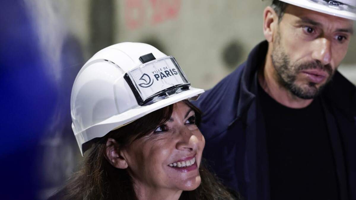 La alcaldesa de París, Anne Hidalgo, y el presidente del comité organizador de los Juegos Olímpicos y Paralímpicos de París 2024, Tony Estanguet