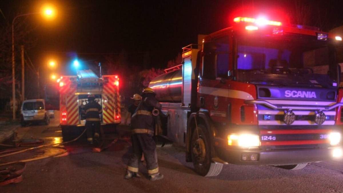 Incendio en quincho en Centenario. Fuente: (Centenario Digital)