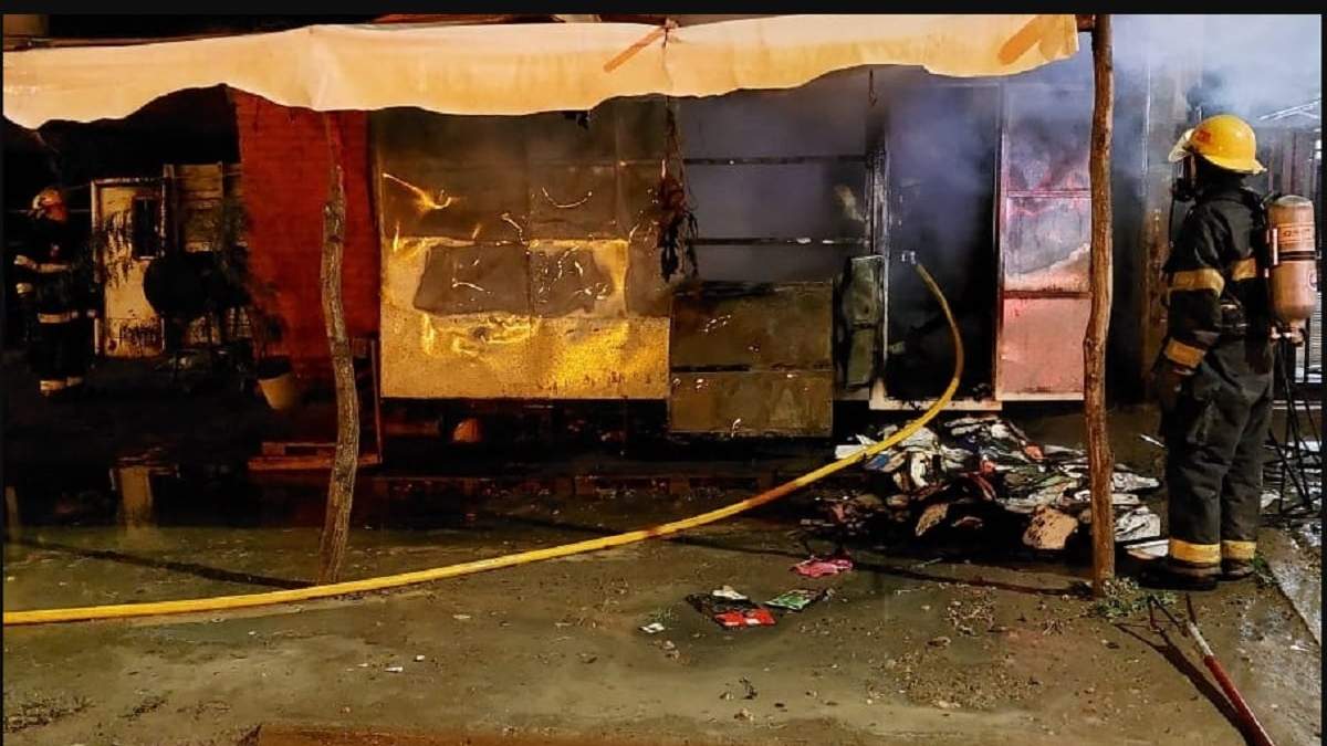 Incendio en un carro de comidas. Fuente: (Centenario Digital).