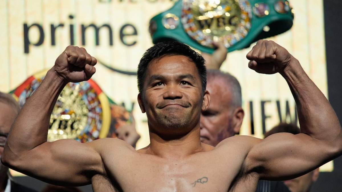 El filipino Manny Pacquiao posa en la báscula el 18 de julio de 2025 en Las Vegas