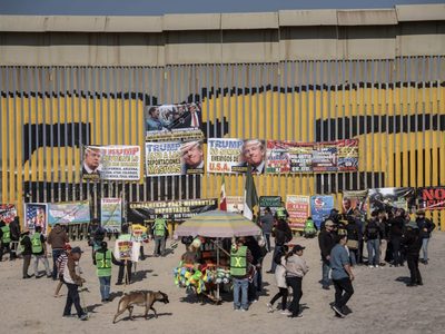 Primer día de Trump deja protestas y varados en garitas de Tijuana