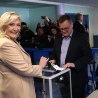 Macron y Le Pen, a segunda vuelta de las presidenciales francesas, según sondeo