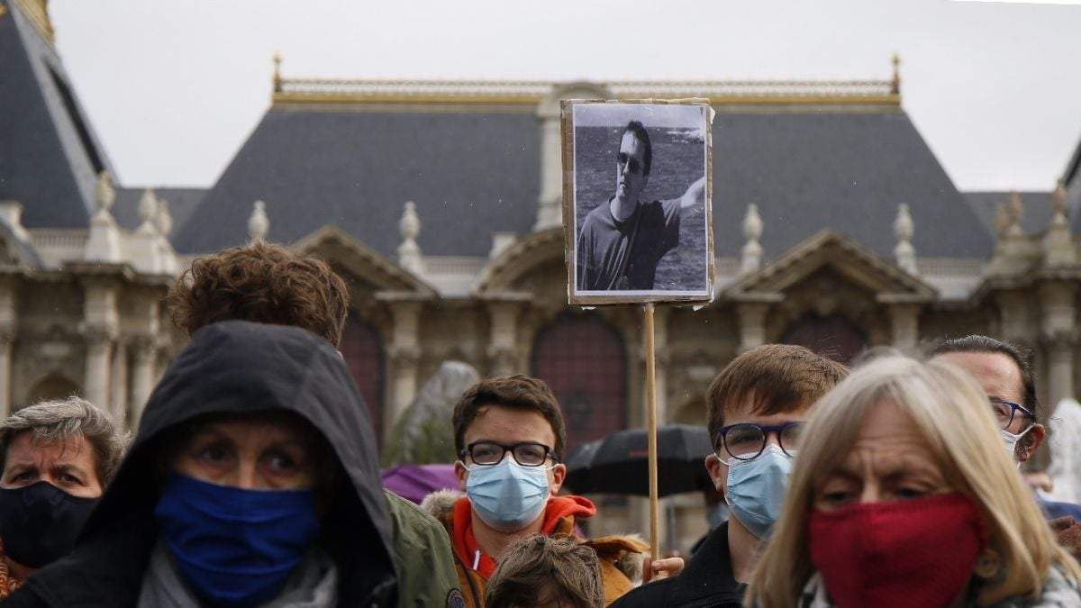 Una persona sostiene un retrato de Samuel Paty durante una protesta en la Plaza de la República en Lille, en Francia