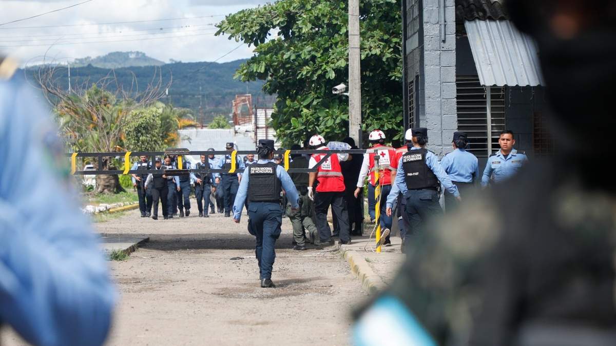 La policía resguarda la entrada de la cárcel de mujeres de Tamara, a las afueras de Tegucigalpa, Honduras, donde hubo un motín el martes 20 de junio de 2023