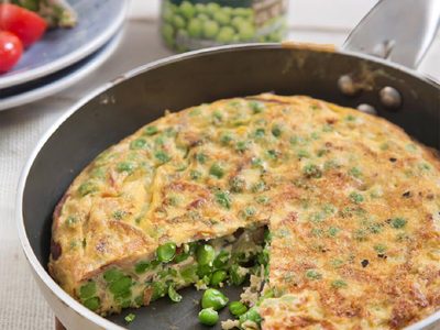Tortilla de arvejas: una receta facilísima de hacer y perfecta si querés cenar algo livianito
