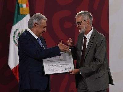 AMLO recibe reconocimiento de la OMS por revertir efectos nocivos del tabaco en la población