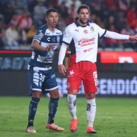 Con entrenador interino, Chivas regresa a la senda del triunfo en México, con 2-0 a Pachuca