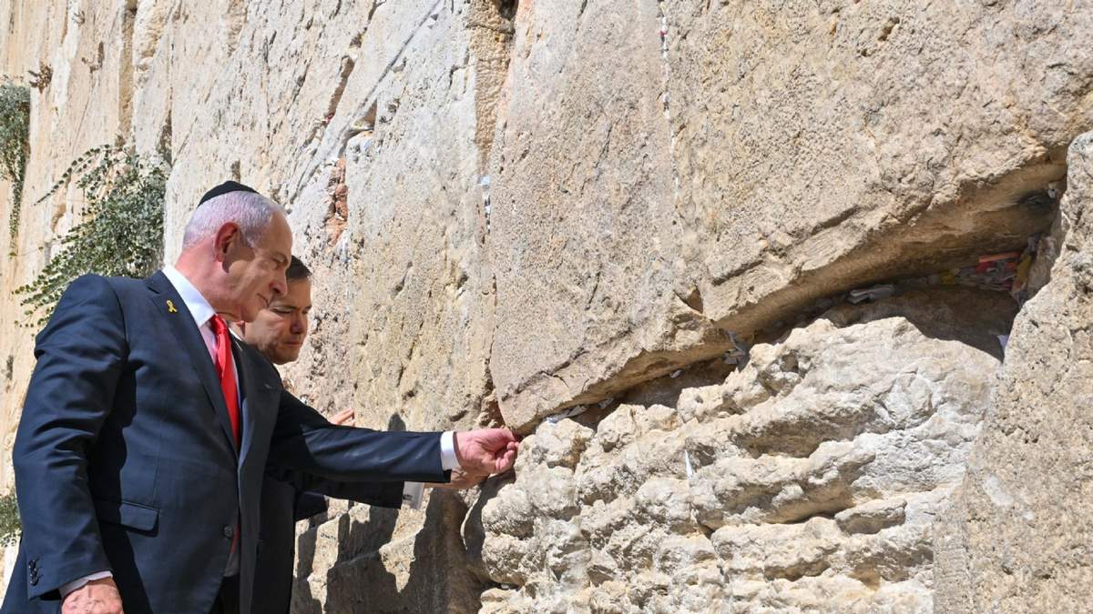 El primer ministro de Israel, Benjamin Netanyahu, junto al secretario de Estado de Estados Unidos, Marco Rubio, en el Muro de las Lamentaciones, en Jerusalén